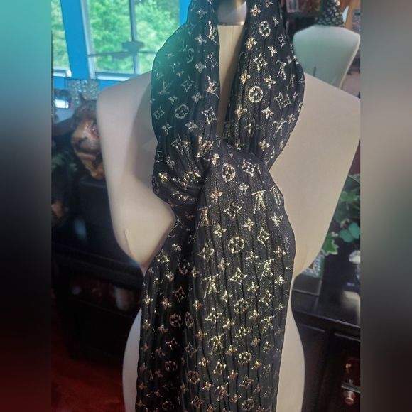 Louis Vuitton Monogram So Glitter Stole Scarf/Shawl - Picture 9 of 15